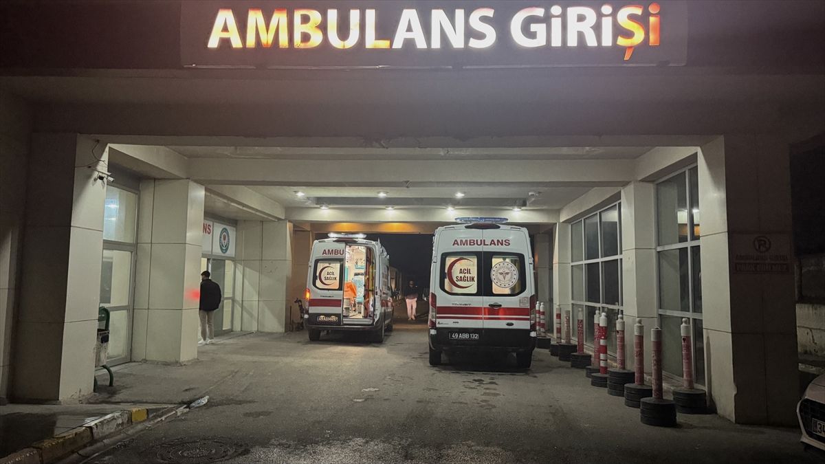 Muş\'ta ambulans devrildi: 5 yaralı
