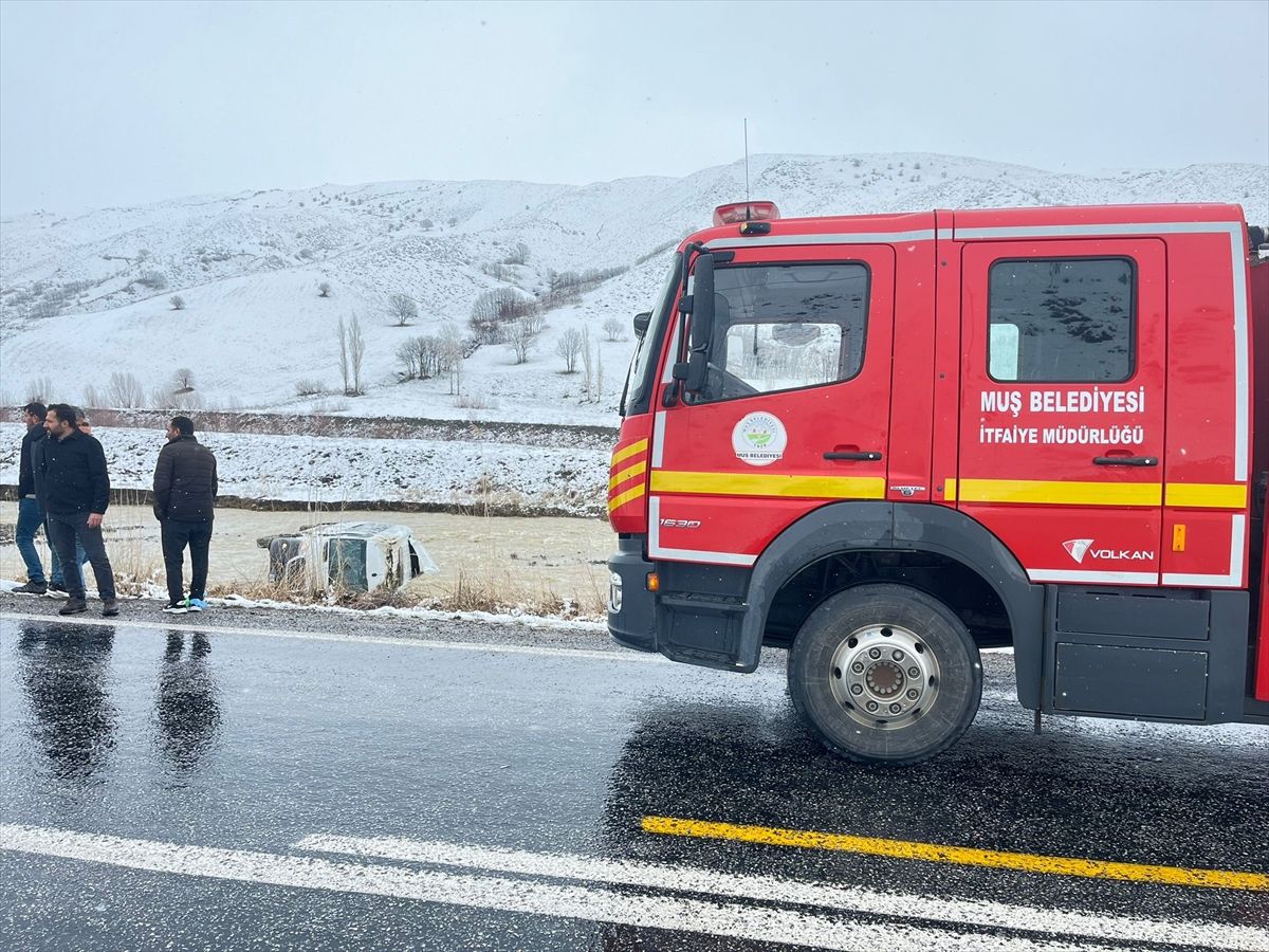 Muş\'ta Minibüs Dereye Düştü: 8 Yaralı