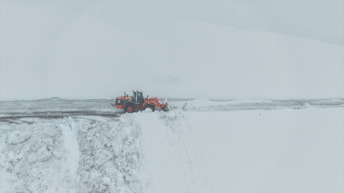 Karla Mahsur Kalan 50 Kişi Kurtarıldı