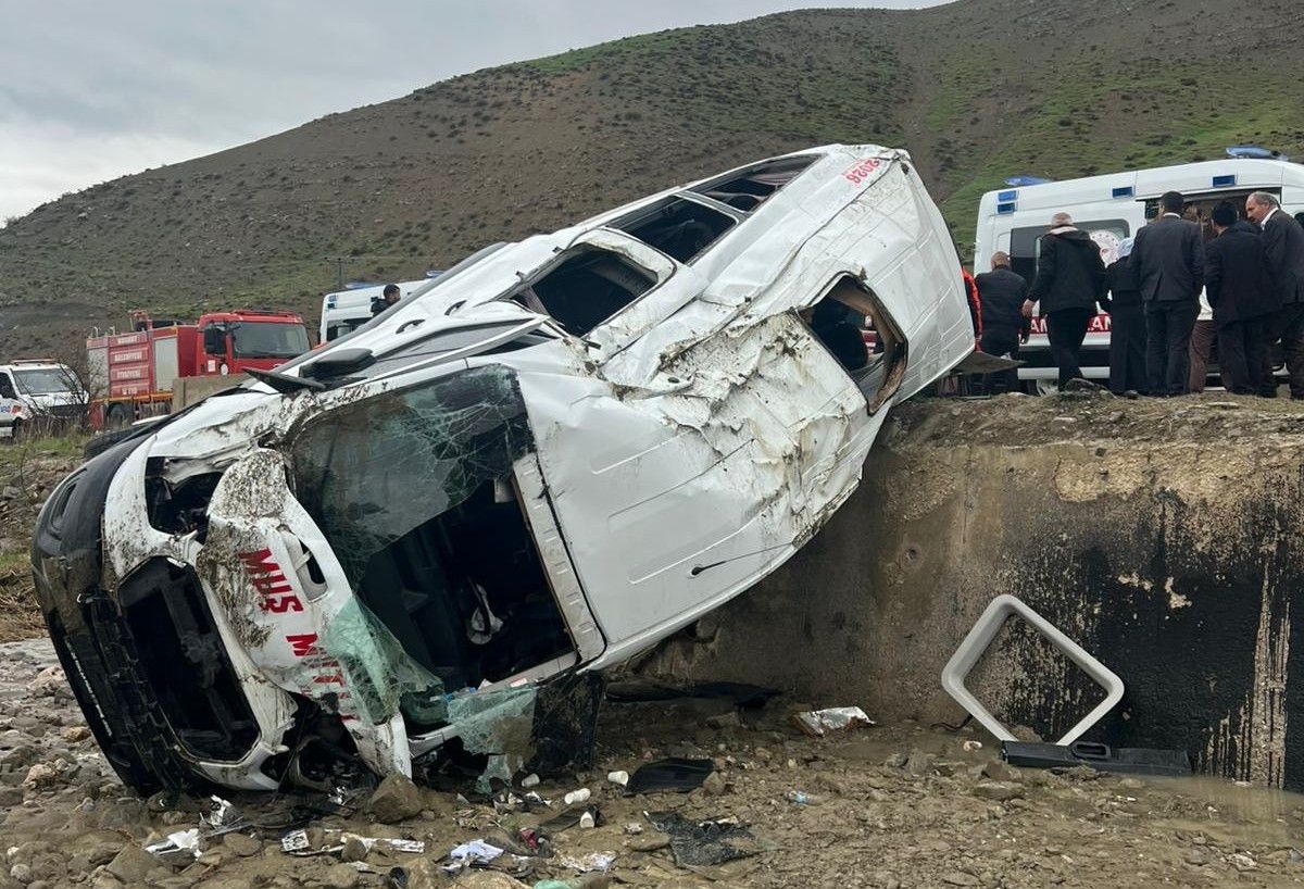 Muş\'ta Minibüs Devrildi: 16 Yaralı