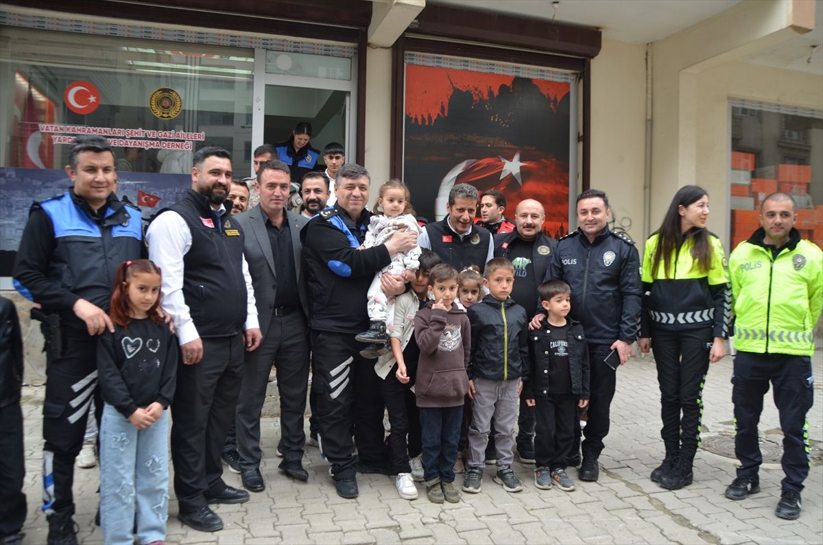 Muş\'ta polis ekipleri, Vatan Kahramanları Yardımlaşma ve Dayanışma Derneği\'ni ziyaret etti