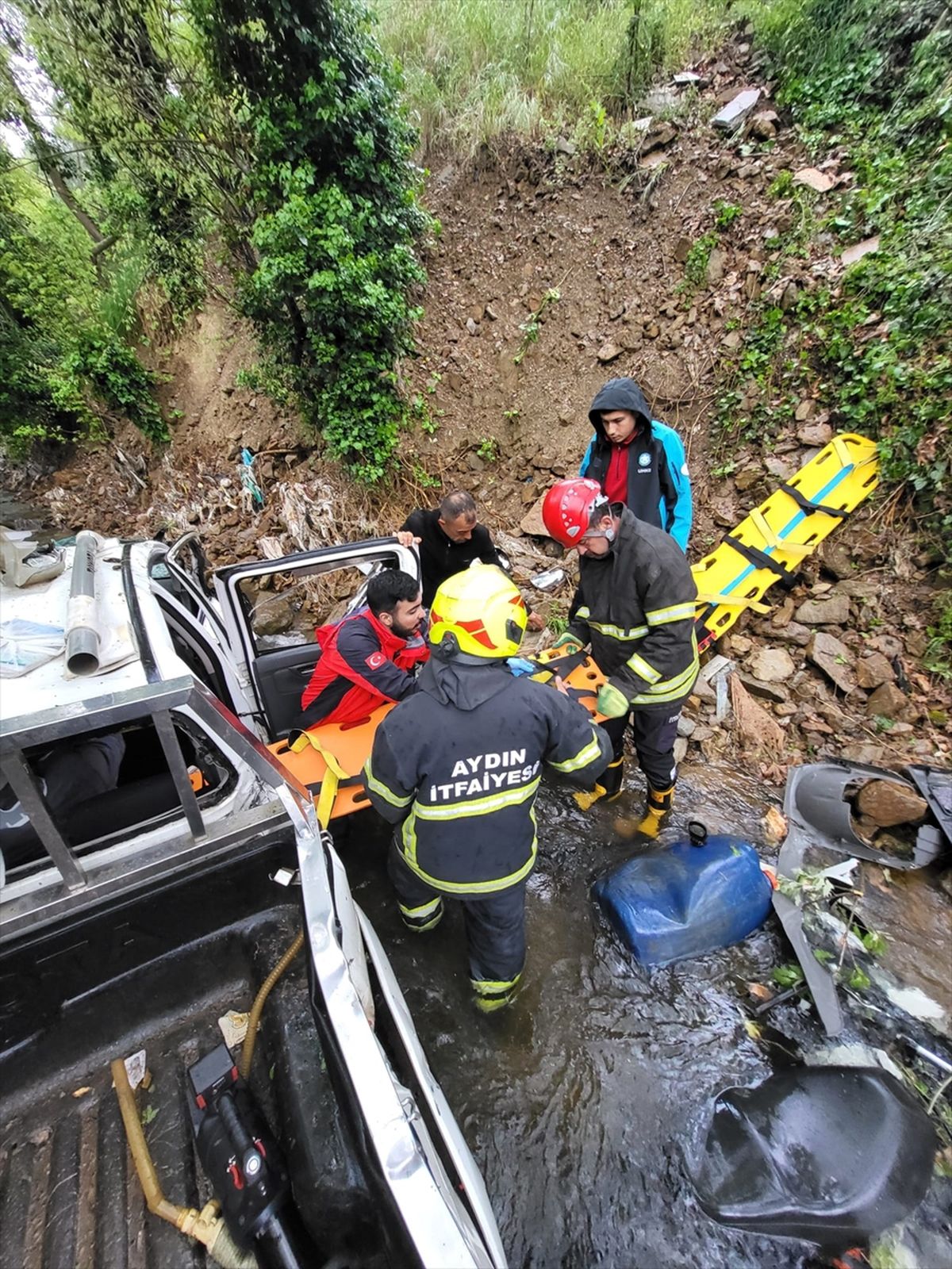 Nazilli\'de Pikap Devrildi: 2 Yaralı