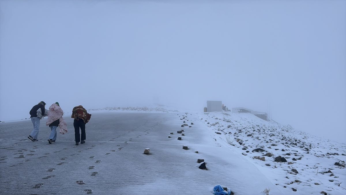 Nemrut Dağı\'na Kar Engeli