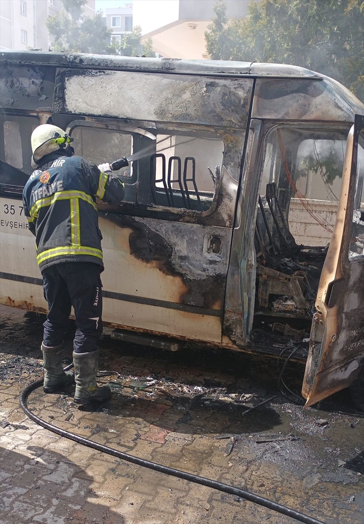Nevşehir\'de Park Halindeki Minibüste Yangın