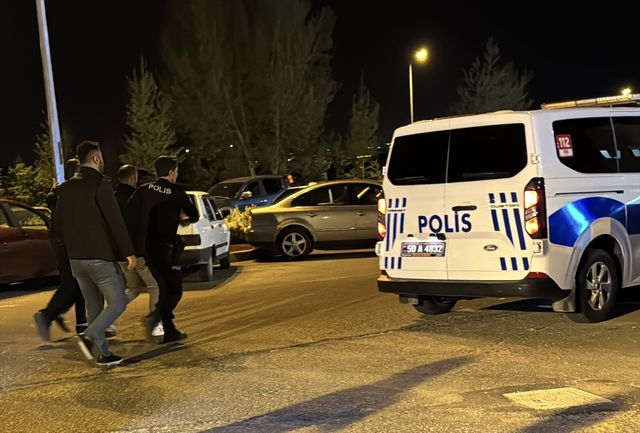 Annelerine müdahale etmek için gelen sağlık çalışanlarını rehin alıp bıçakla birbirlerine girdiler