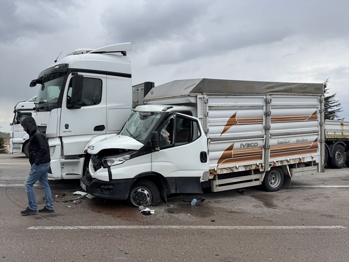 Nevşehir\'de Tır-Kamyonet Çarpıştı