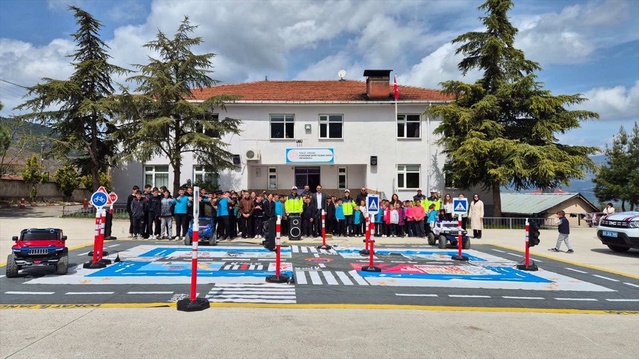 Niksar’da öğrencilere uygulamalı trafik eğitimi verildi