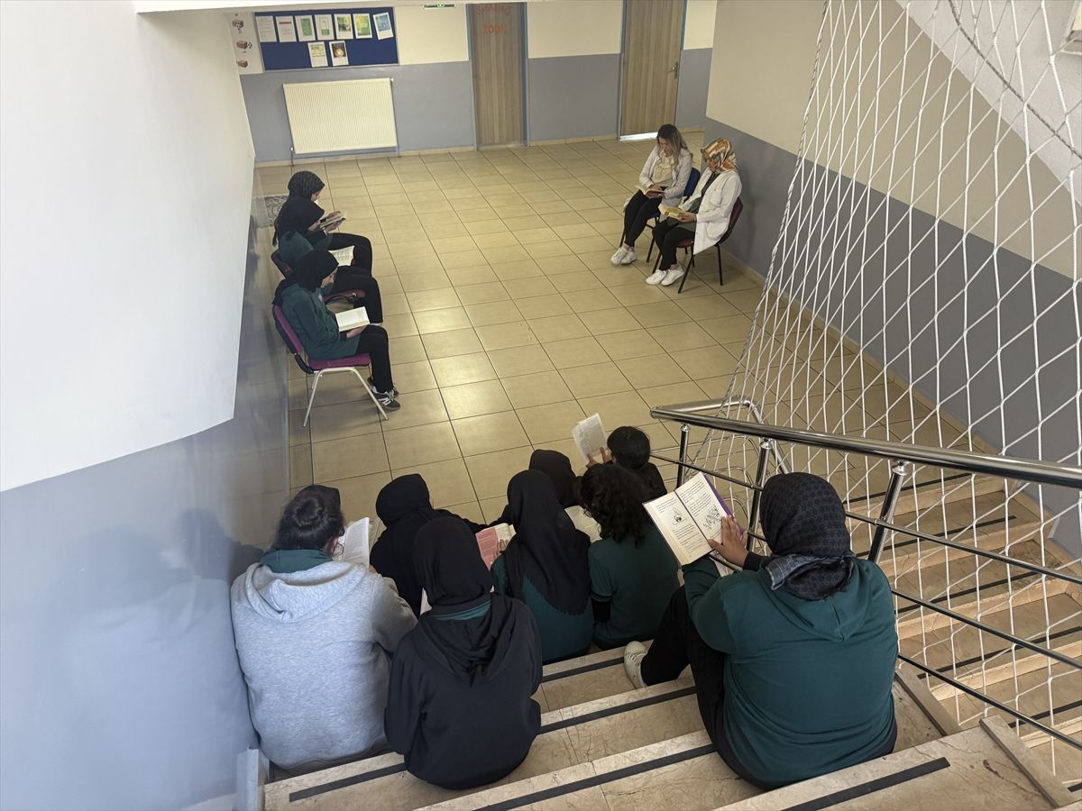 Öğretmenlerden Kitap Okuma Örneği