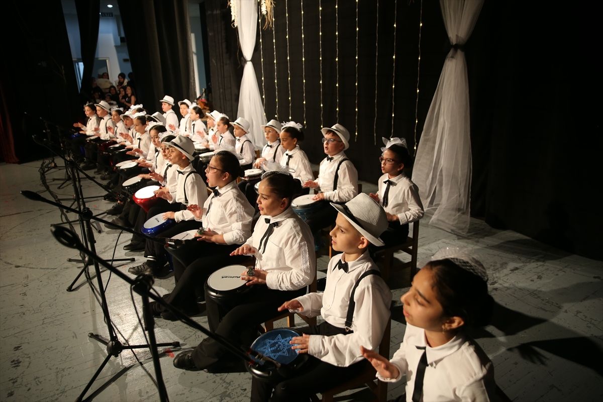 Ordu\'da darbukayı bidonla öğrenen ilkokul öğrencileri konser verdi