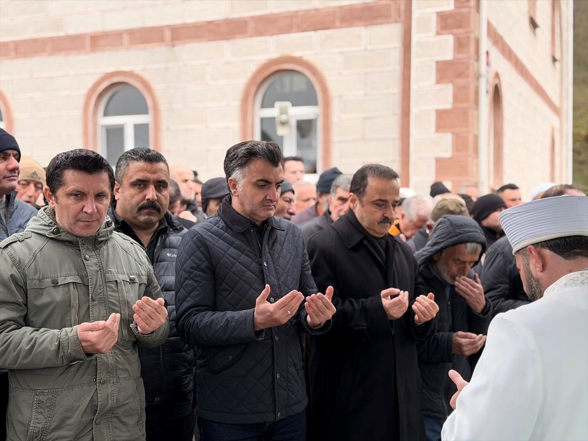 Ordu\'da yamaçtan yuvarlanan otomobilde ölen baba ve kızının cenazesi defnedildi