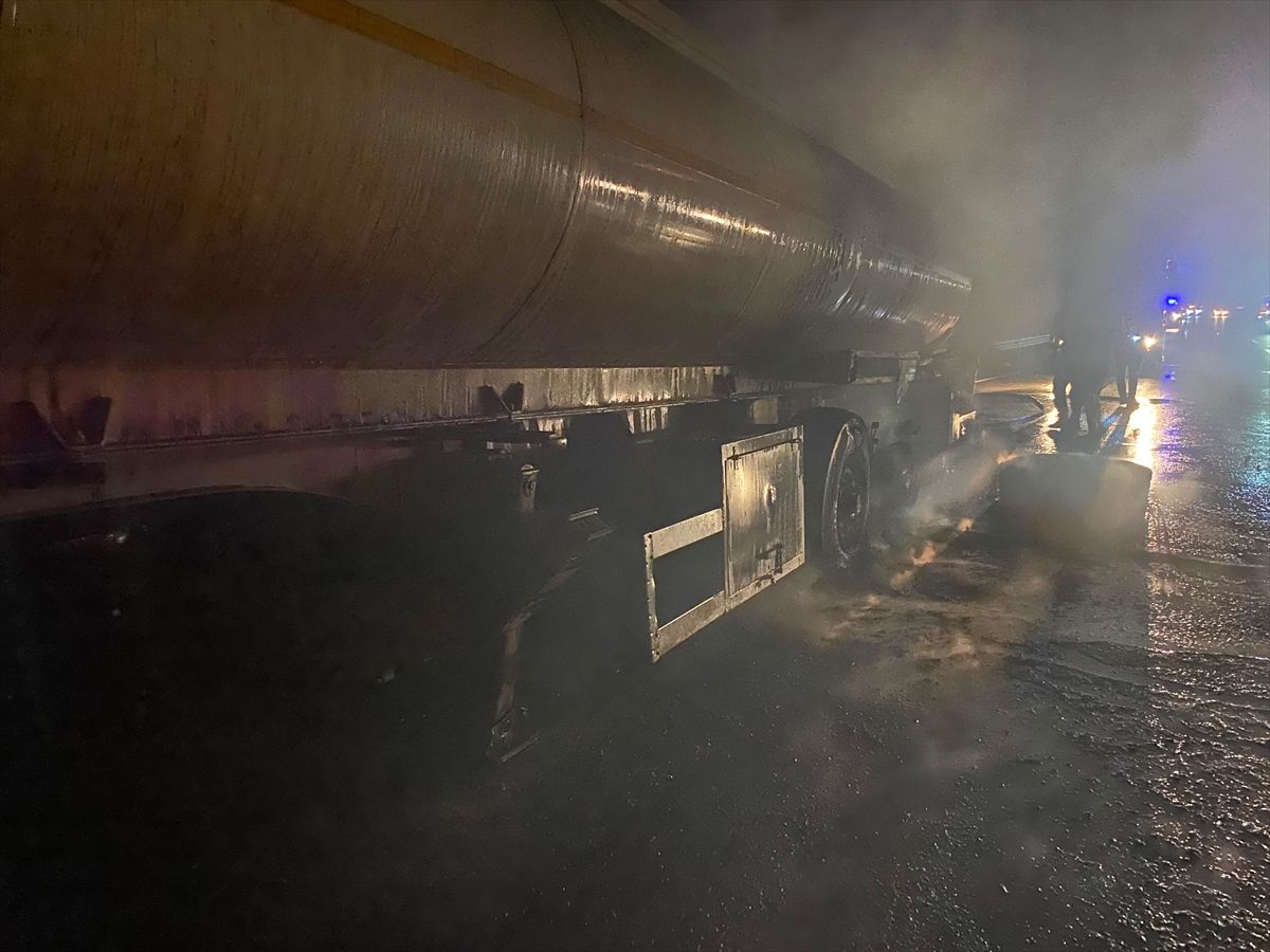 Düziçi\'nde Akaryakıt Yüklü Tanker Yandı