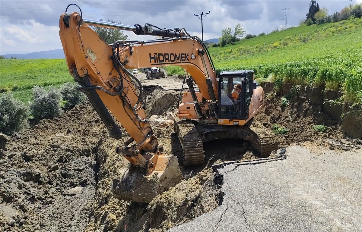 Kadirli\'de Sağanak Nedeniyle Yol Çöktü