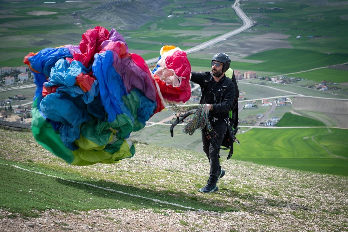 Gökyüzünde Türk Bayrağı ile Polis Haftası Kutlaması
