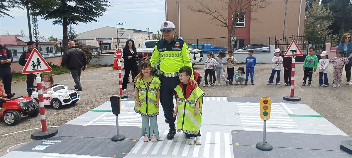 Pazaryeri\'nde Anaokuluna Trafik Eğitimi