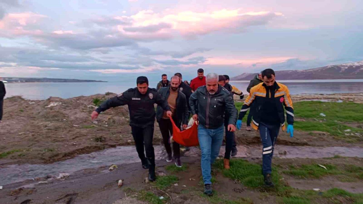 Alkollü şahıs Van Gölü\'ne girdi, polis kurtardı