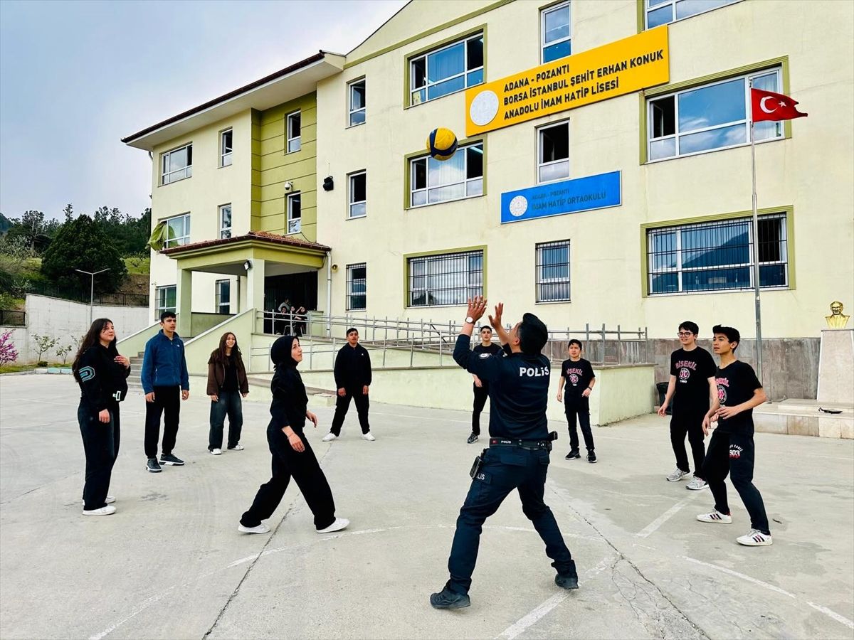 Pozantı\'da polis, lise öğrencileriyle voleybol oynadı