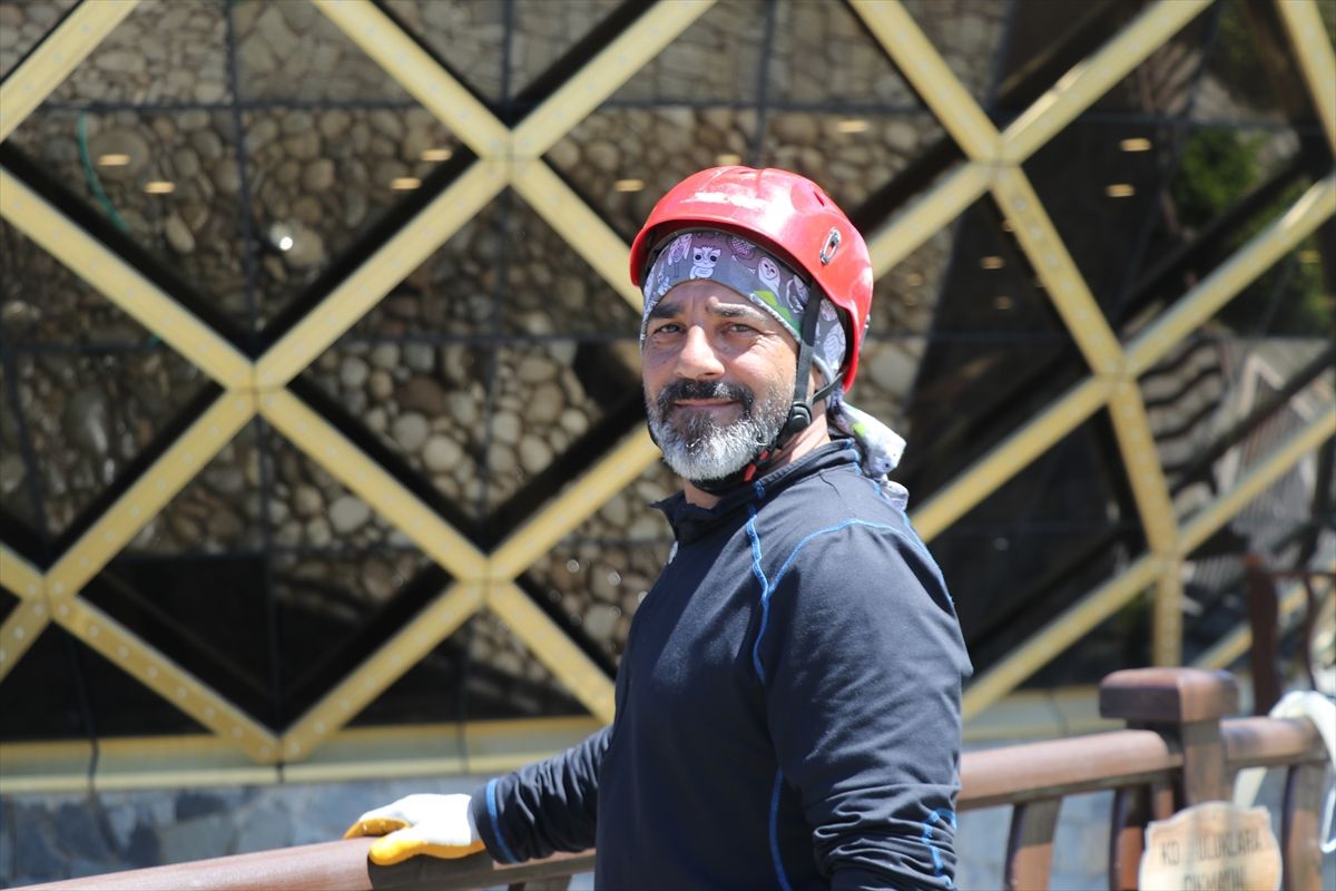 Rize\'de Dev Çay Bardağı Temizleniyor
