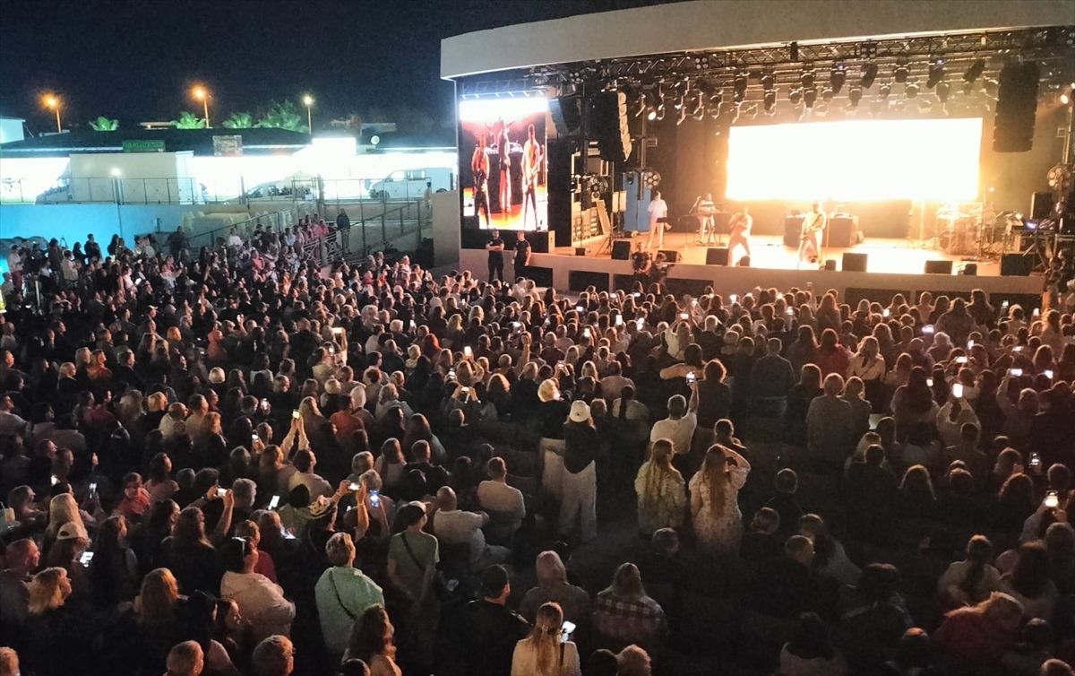 Mari Kraimbrery Antalya\'da Konser Verdi