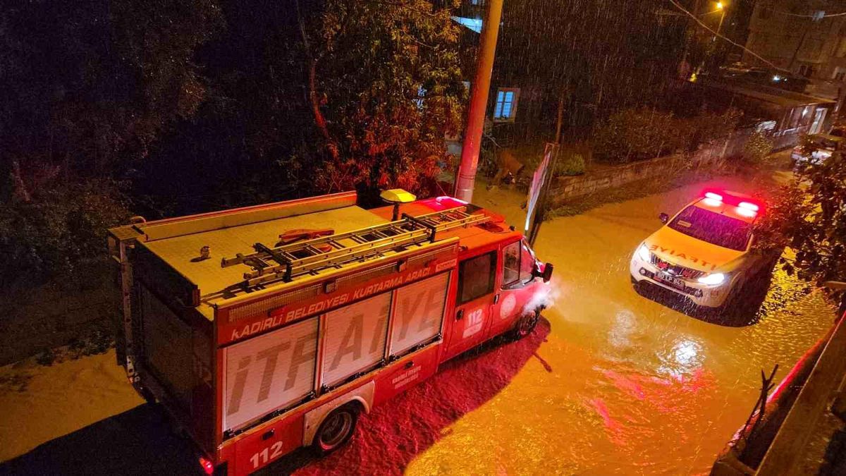 Sağanak sonrası Savrun Çayı taştı, Kadirli\'de hayat durma noktasına geldi