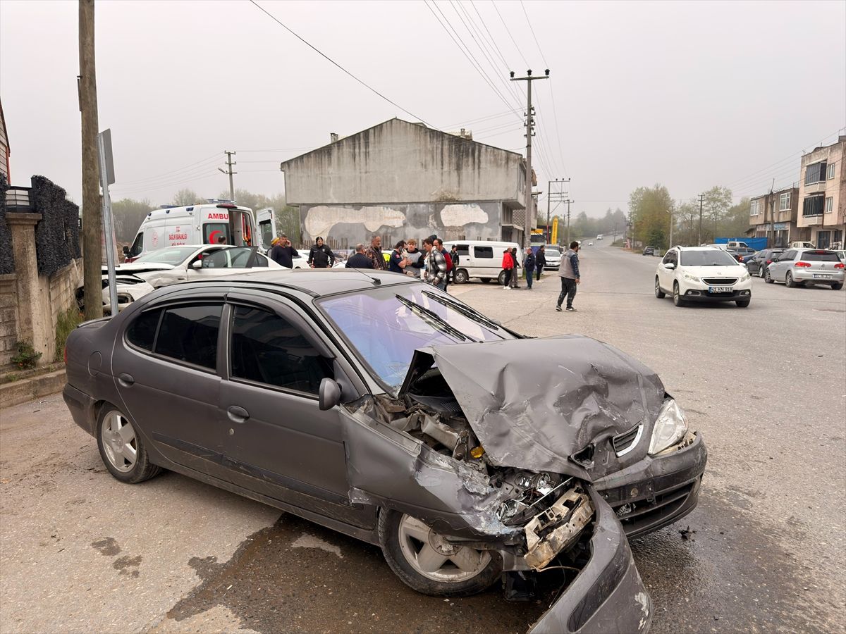 Kocaali\'de Trafik Kazası: 4 Yaralı