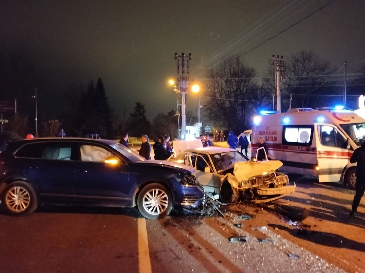 Sapanca\'da Trafik Kazası: 5 Yaralı