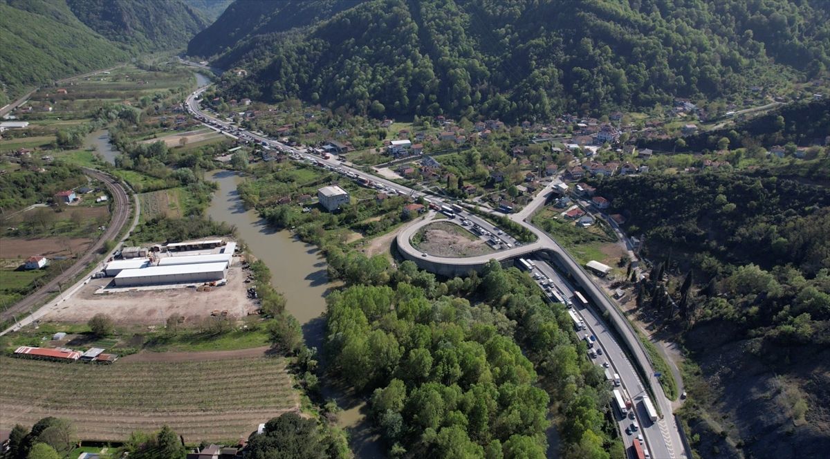 Geyve\'de Kamyonet Tıra Çarptı