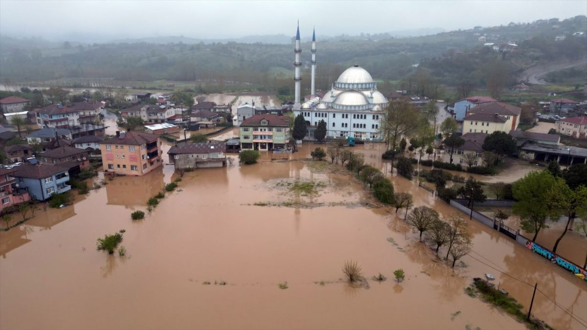 Karasu\'da sağanak: Ev ve araziler su altında