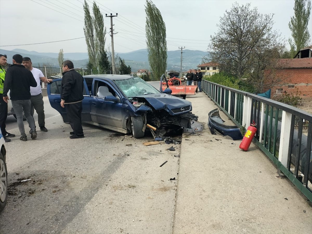 Geyve\'de Traktör-Otomobil Çarpışması: 3 Yaralı