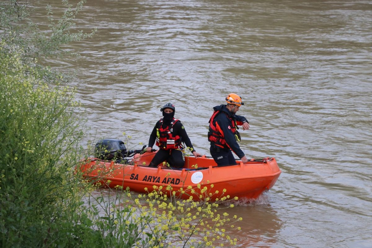 Sakarya\'da Nehirde Kaybolan Çocuk İçin Arama Başlatıldı