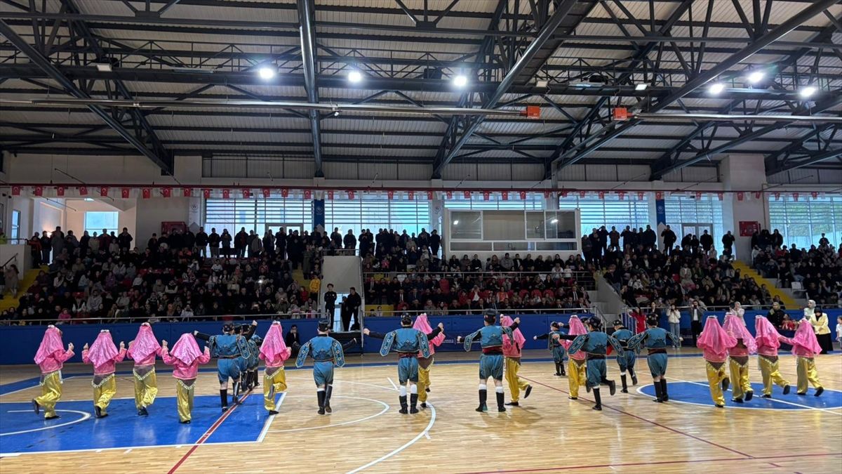 Salıpazarı\'nda 23 Nisan Kutlaması