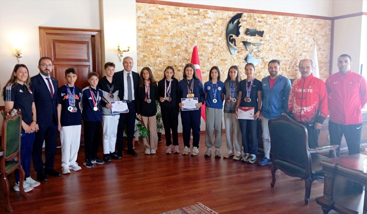 Atletizm Şampiyonları Kaymakamı Ziyaret Etti