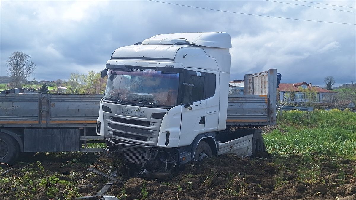 Tır Tarlaya Girdi, Sürücü Yaralı