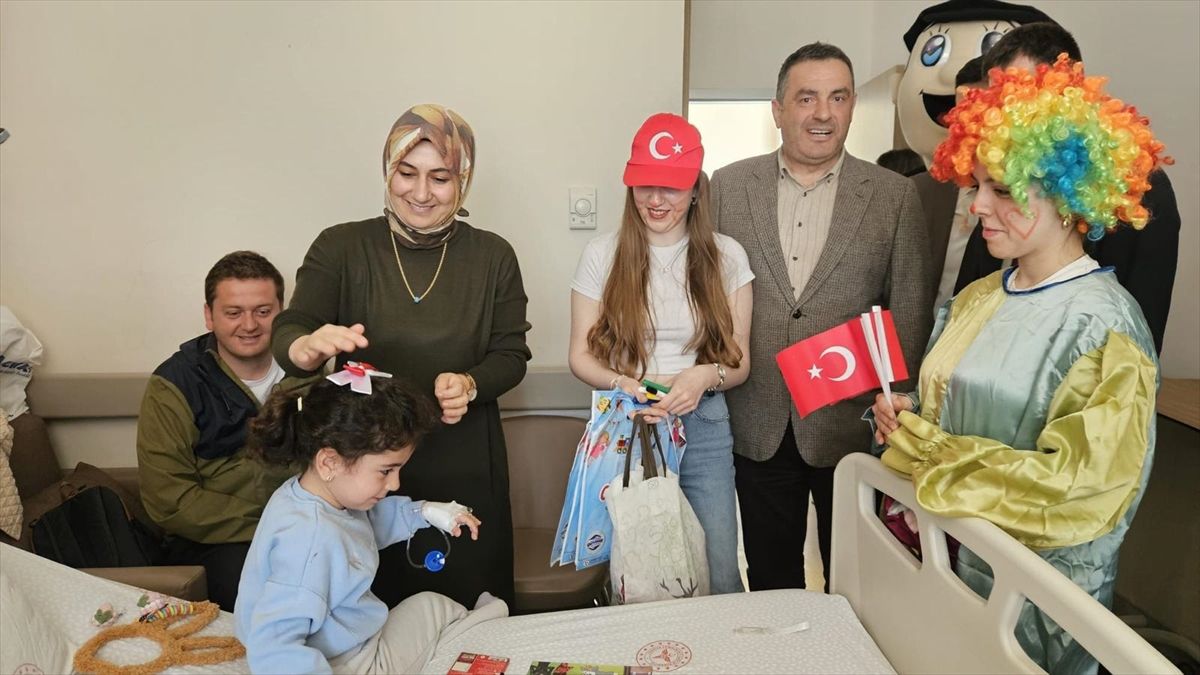 Üniversite Öğrencilerinden Hastane Çocuklarına Sürpriz