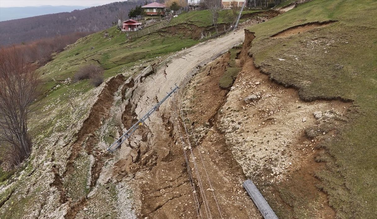 Ladik\'te Toprak Kayması, Yayla Yolu Kapandı