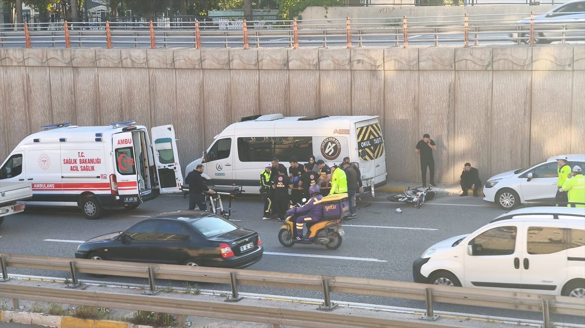 Şanlıurfa\'da Motosiklet Öğrenci Servisine Çarptı