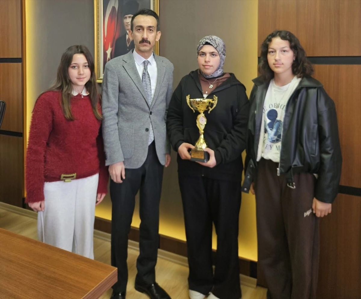 Saraydüzü\'nde Bocce Şampiyonu Öğrenciler Kaymakamı Ziyaret Etti