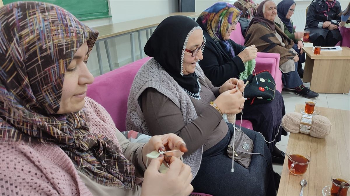 Sarıoğlan\'da Kadınlar İçin Örgü Günleri Devam Ediyor