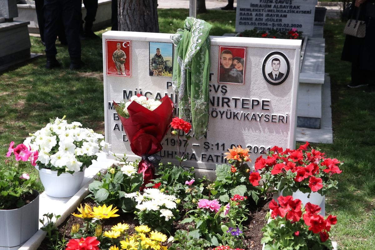 Şehit anneleri, Anneler Günü\'nde evlatlarının kabri başında dua etti