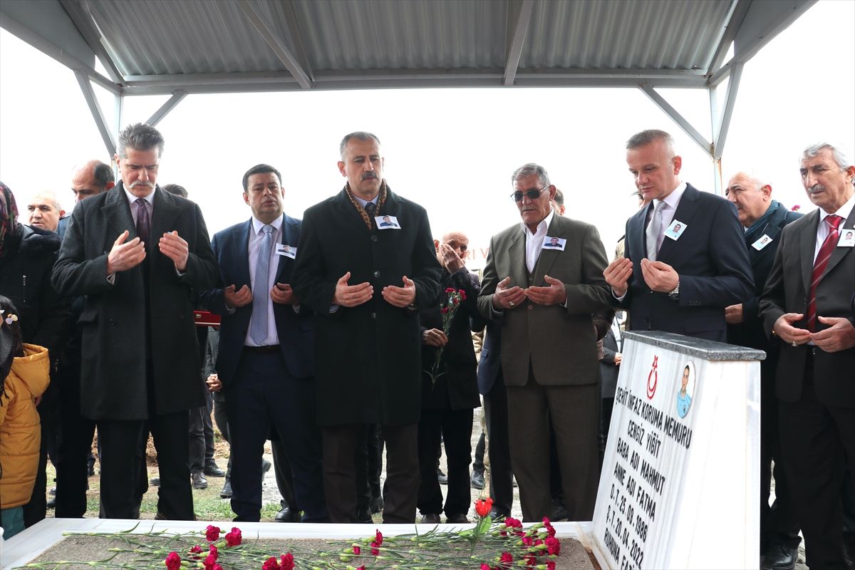 Şehit infaz koruma memuru Yiğit, Ağrı\'da mezarı başında anıldı