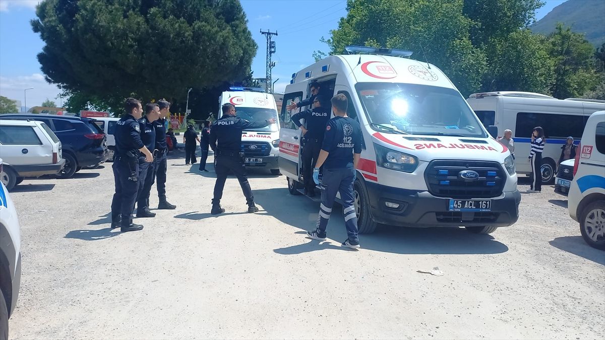 Manisa\'da Cezaevi Önünde Kavga: 2 Yaralı