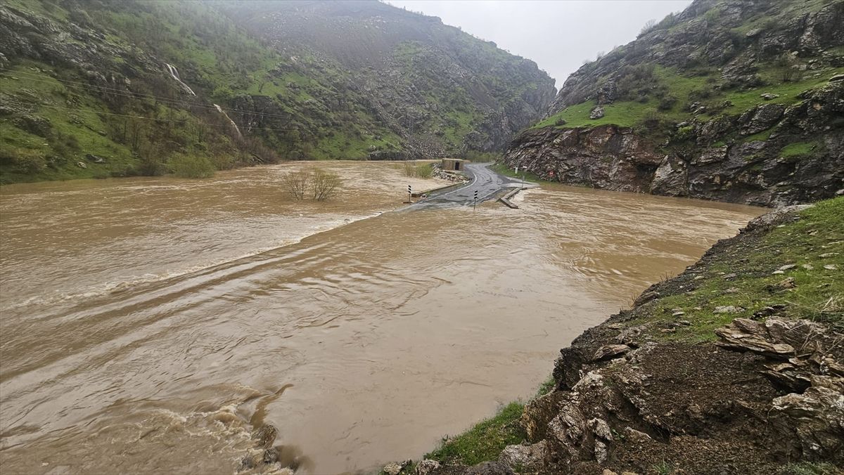 Hakkari\'de Sağanak, Ulaşım Kapandı