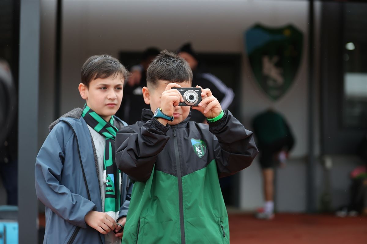 Serdar Dursun\'dan Minik Taraftara Hediye