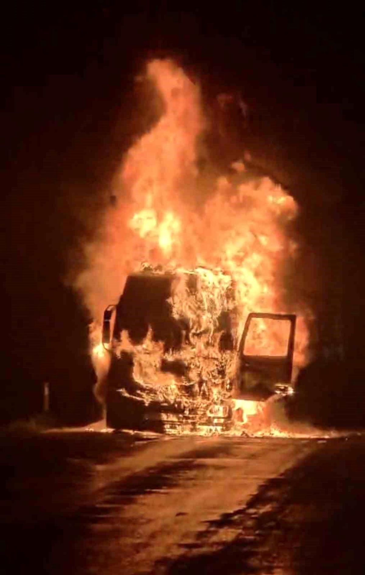 Tarsus\'ta tır yangını: Sürücü kurtuldu