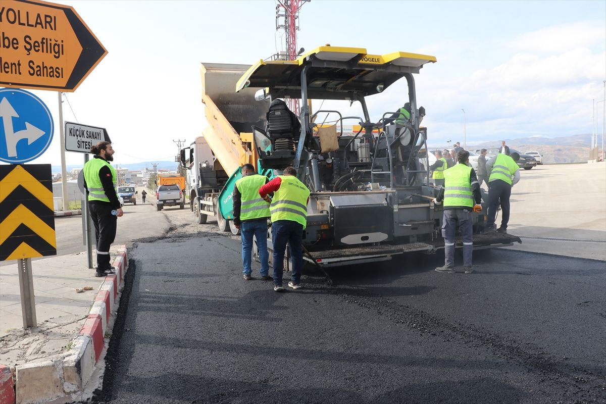 Siirt\'te 26 noktada 50 bin ton asfalt ve 25 kilometrelik yol yenileme çalışmaları başlatıldı
