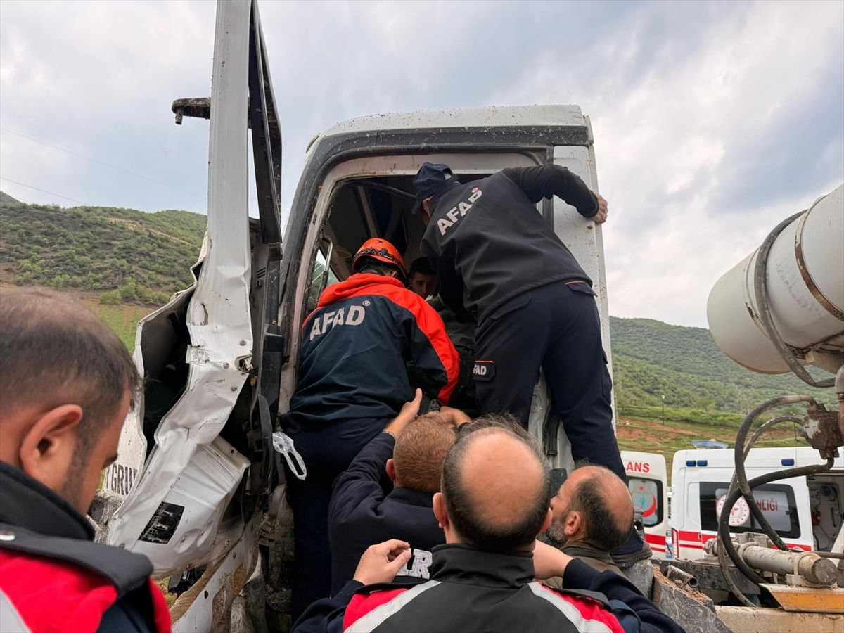 Beton Mikseri Bariyere Çarptı: Sürücü Yaralı