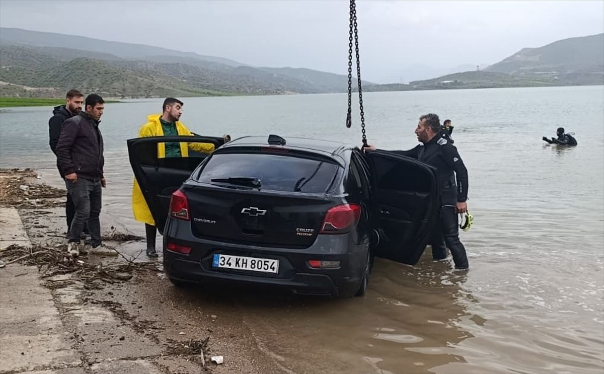 Siirt\'te Otomobil Botan Çayı\'na Düştü
