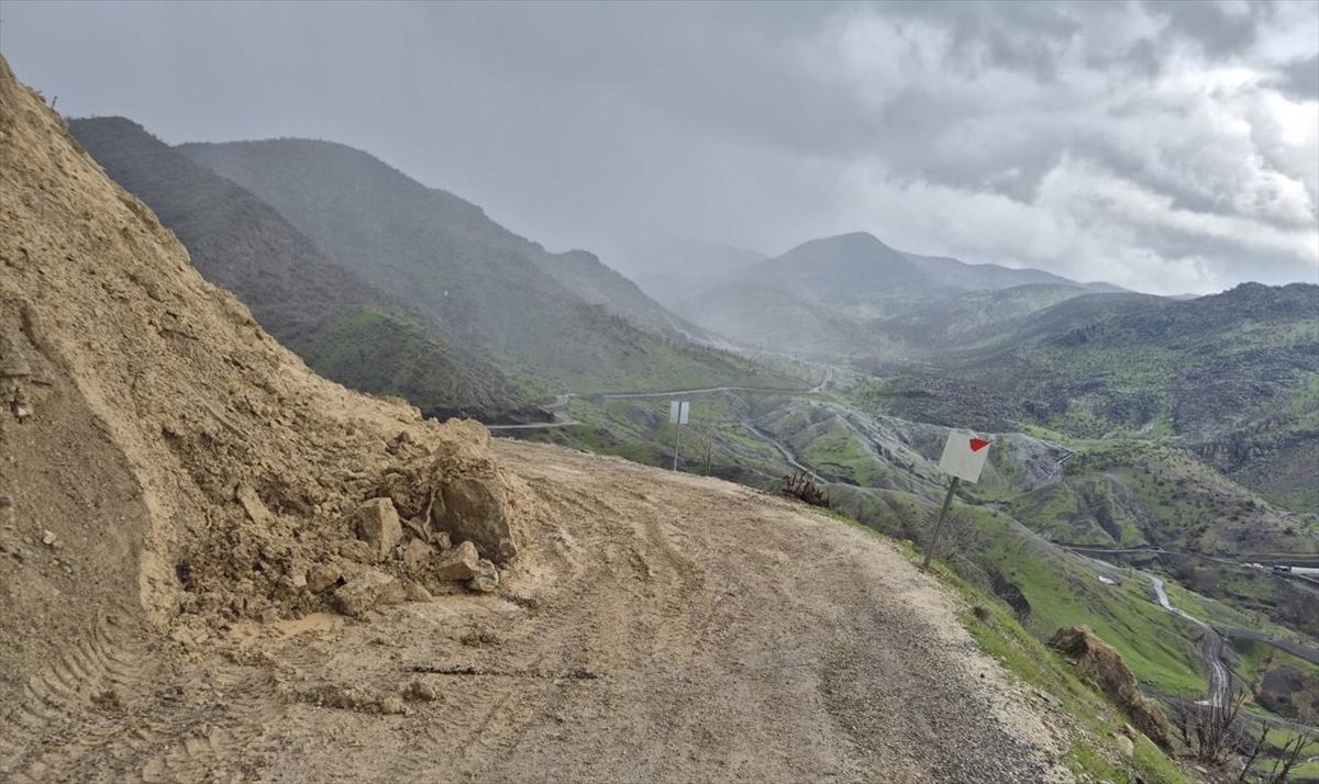 Siirt\'te Karda Mahsur Kalan 8 Araç Kurtarıldı