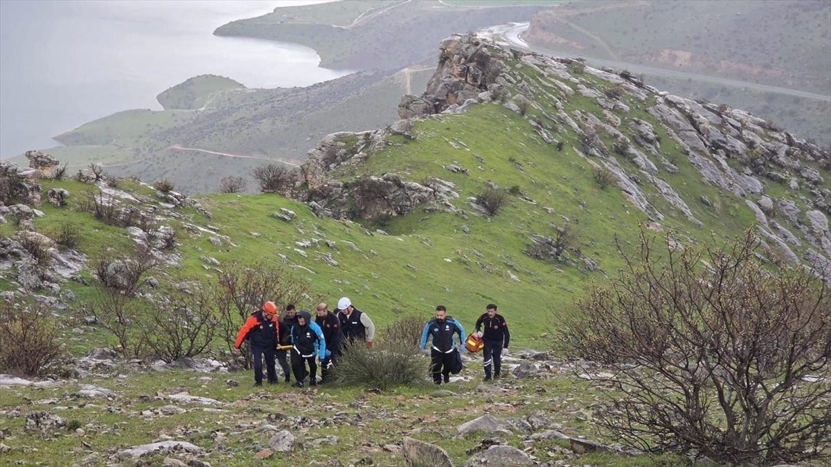 Siirt\'te Kayalıklardan Düşen Adam Kurtarıldı