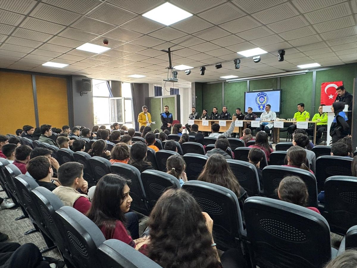 Siirt\'te ortaokul öğrencilerine polislik mesleği tanıtıldı