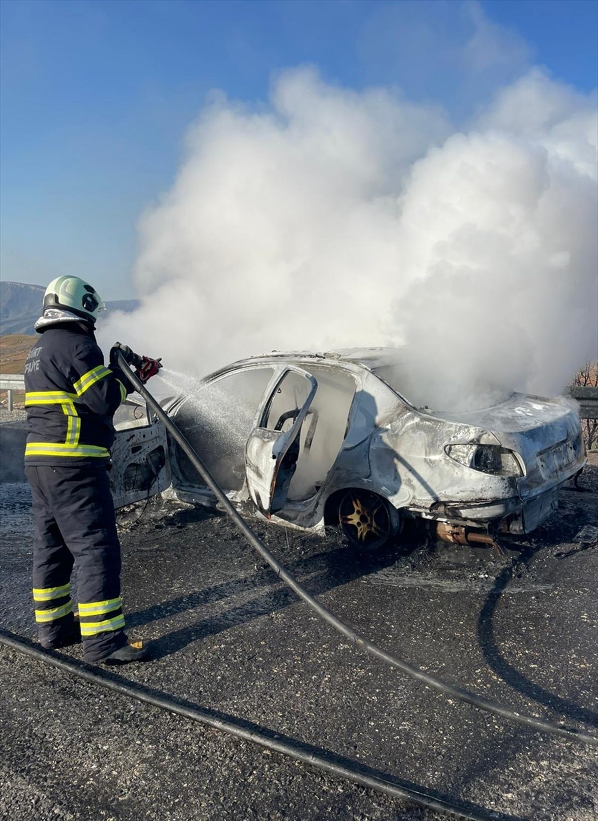 Siirt\'te Yangın Çıkan Otomobil Kullanılamaz Hale Geldi
